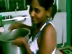 indio adolescente se folla a su novio en la cocina