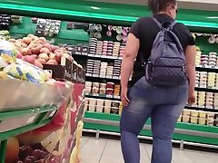 Woman with large ass want some fruits and salads