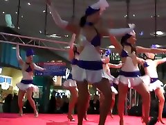 sexy chicas en faldas cortas bailando por la multitud