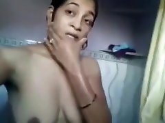 sexy india in doccia nuda