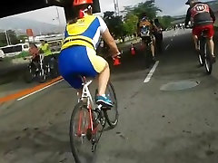 las mujeres en pantalones cortos en bicicleta brillante