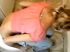 Sekushi lover - celebrities peeing in the toilet