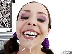 Liza Del Sierra open her mouth waiting for a warm cum