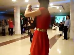 Circassian رقص دختر در کفش پاشنه بلند و لباس کوتاه