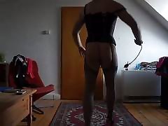 sissy maid russian young teen girls nudist si prepara per i suoi doveri