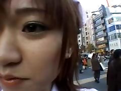 Naughty Asian ragazza piscia in pubblico