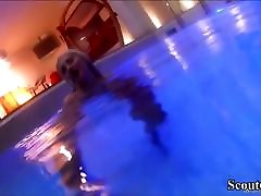 छोटा जर्मन किशोरों की बकवास करने के साथ छेड़खानी में सार्वजनिक स्विमिंग पूल