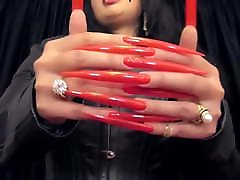 largo de color rojo pulido de uñas