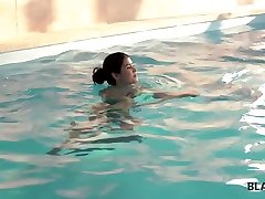 BLACK4K. Swim coach makes her sunny leone faing wet