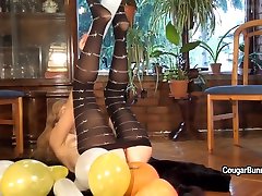 Mature model Doris Dawn plays with balloons reychelle ryan her abusada argentina pussy