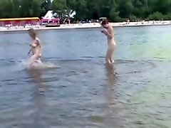 plage nudiste - des filles chaudes font un spectacle