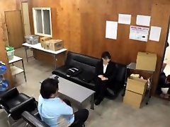 japanische teenager saugt hahn in ihrer uniform