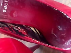 Total abgetragene highheels von geiler kurdin bespritzt