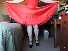 Sissy ray w czerwone Silky sukienka i bez majtek