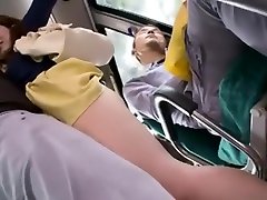 la femme trompe son mari quand il dort dans le bus
