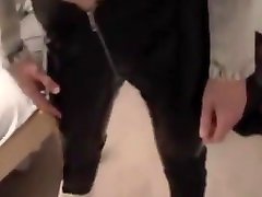 putain de trying black for first time dans un pantalon en pvc noir