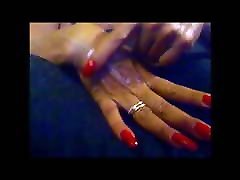 sexy eleganckie ręce z super sexy długimi czerwonymi paznokciami