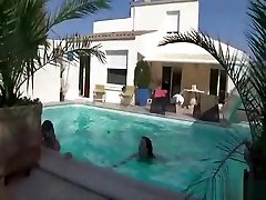 coppia di jeune 19 ans baiqse pres de la piscine