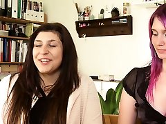 Amateur Lesbians Fingering and Licking