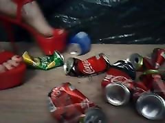 lady l aplastar latas con sexy rojo tacones altos