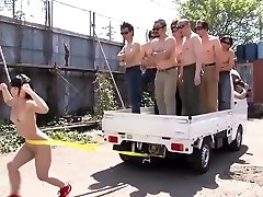 फिट जापानी nigga cream flexes और बंद से पता चलता है उसकी ताकत सड़क पर