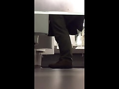 espiar a guy masturbándose en los urinarios