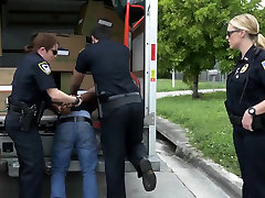 geil milf cops saugen auf suspects hahn innerhalb moving truck