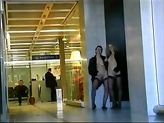 Deux matures sexhibent dans un aeroport parisien