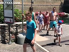 لارا در ایتالیا, دریاچه گاردا راه رفتن در 7 اینچ پلت فرم صندل