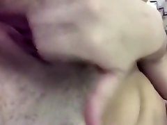 kik teen spielt mit titten und kanten rasierte muschi für daddy dom, stöhnt daddy