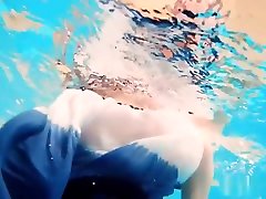 Redhead babe xxx outline hd naked in the pool