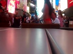 TOPLESS GIRL GETS BODYPAINTED IN PUBLIC IN NEW YORK BEFORE TAKING PICTURES