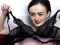 摄像头模型Meganiex黑色胸罩和内裤