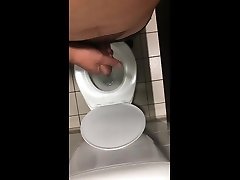 énorme foutre partout toilettes
