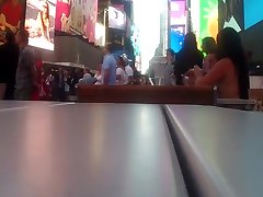la ragazza in topless viene bodypainted in pubblico a new york prima di scattare foto