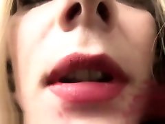 Mistletoe makes her taste pussy kissing