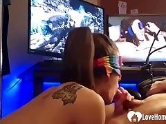 Sucking my boyfriends cock blindfolded while he plays bokep arti indiya games