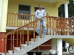 狡猾的金发女郎猛击海狸