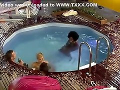 BB UK Realityshow Famous Pool Scene Makosi Orlaith Anthony