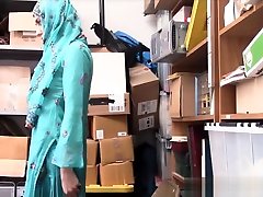 ladolescente araba audrey royal ha beccato a rubare e scopare mentre indossava un hijab