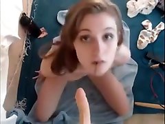 стройная молодая девушка падает на колени и скользит фаллоимитатором вниз