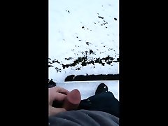 piscia nella neve sulle gradinate