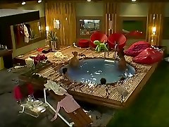 BB UK Realityshow Famous Pool Scene Makosi Orlaith Anthony