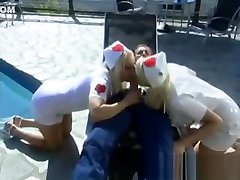 due infermiere bionde sexy che succhiano un uomo fortunato