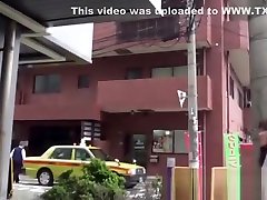 teenager-asiatisch rotschopf gefilmt während peeing auf die straße