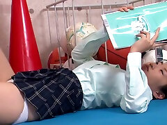 une écolière japonaise montre sa culotte blanche en coton dans la salle de gym