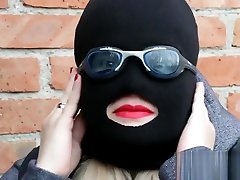 crazy sexy fille près fait une fellation avec une dose de sperme dans un masque noir