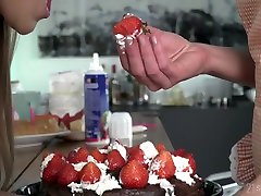 Three bodacious babes are eating strawberry and foto arab fucking anal holes