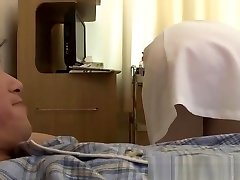 старшая сестра сиськи трахает большой член пациента в проулке