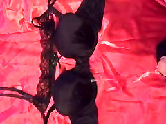 Spuszczanie na czarny biustonosz & Czerwony satyna svita vabi sex catun rękawiczki